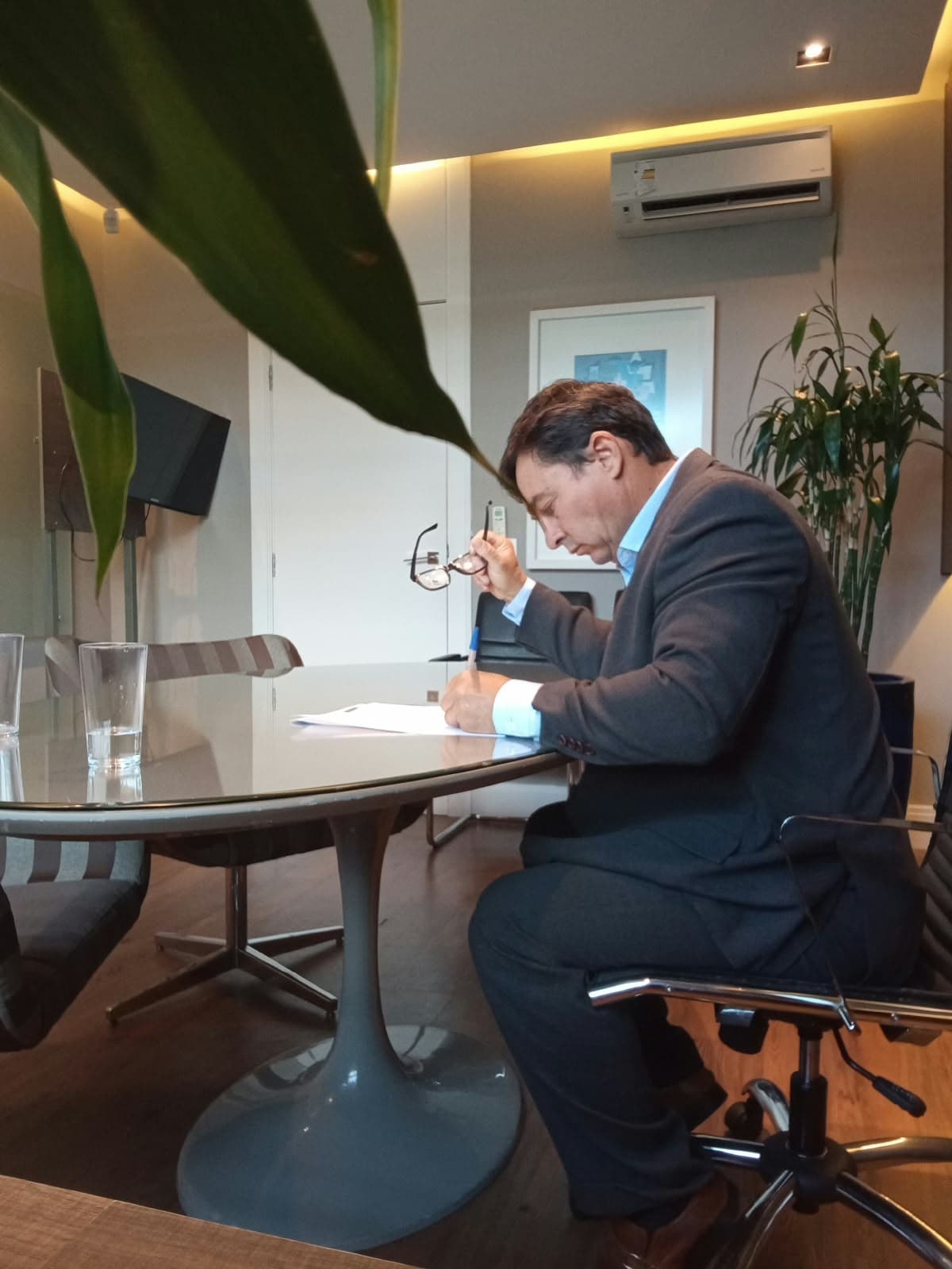 Sérgio Fernando analisando documentos à mesa